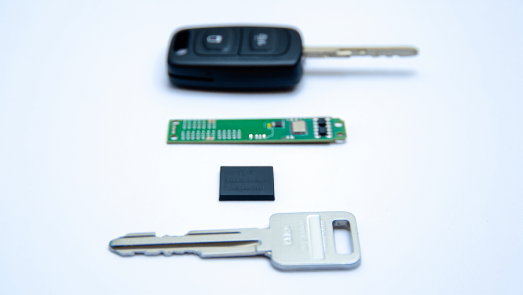 Разобранный автомобильный ключ